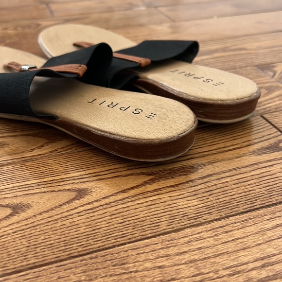 Cute neutral flip flop sandal - Picture 2 of 3